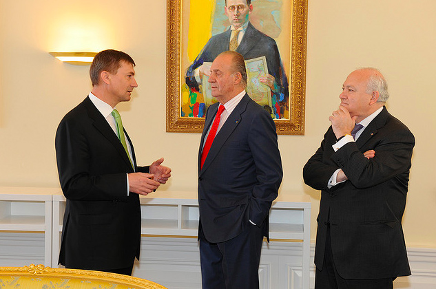 King Juan Carlos I in the middle, flanked by the Estonian PM and former Spanish Foreign Minister