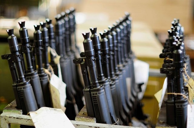 Rows of AK carbines in the Izhmash factory. Photo: EnglishRussia